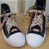 lacets fleuris rouge et gris pour converse noires