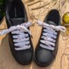 Lacets en tissu avec imprimé cœurs rouges pour sneakers noires, accessoire artisanal fantaisie