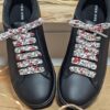 lacets fleuris rouge et gris pour sneakers baskets noires