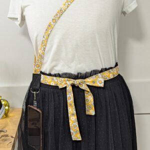 Ceinture marguerite jaune en tissu portée avec une lanière assortie, accessoire origina