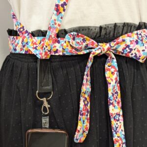 Ceinture nouée en tissu fleuri multicolore, accompagnée d'un cordon pour téléphone, accessoire fait main pour une touche d'originalité