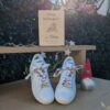 lacets de noel blanc sur baskets blanches