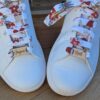 lacets de noel blanc sur baskets blanches