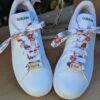 lacets de noel blanc sur baskets blanches