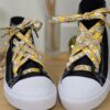 Lacets fantaisie marguerite jaune pour Converse noires, en tissu artisanal