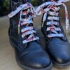 lacets de noel blanc sur bottines noires