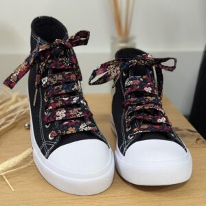 Lacets pour Converse en tissu fleuri prune, accessoire fantaisie fait main pour personnaliser vos baskets avec une touche colorée