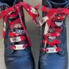 lacets de noel rouge sur bottines noires