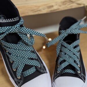 Lacets originaux en tissu vert à pois sur Converse noires, un style artisanal pour personnaliser vos chaussures avec une touche unique