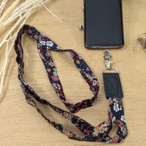 Lanière de téléphone en tissu fleuri prune, fait main, accessoire original et pratique pour garder votre téléphone à portée de main