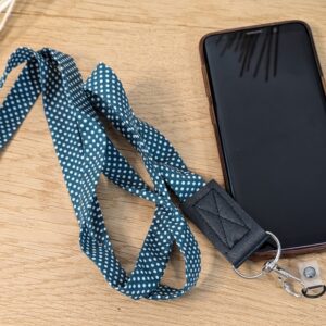 Lanière pour téléphone en tissu vert à pois, accessoire fait main élégant et pratique, parfait pour transporter son téléphone en toute sécurité