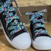 lacets fantaisie en tissu moucheté vert et bleu sur converse noires