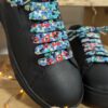 lacets fantaisie en tissu moucheté vert et bleu sur baskets noires