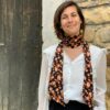 accessoire en tissu porté en foulard autour du cou