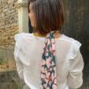 accessoire artisanal en tissu foulard noué dans le dos