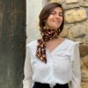 accessoire en tissu porté en foulard