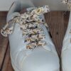 lacets fantaisie fleuris violet baskets blanches