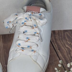 lacets fantaisie blanc fleurs bleues