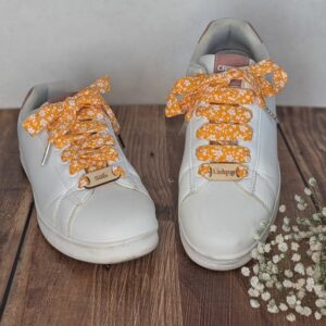 lacets fantaisie jaune fleuri converse blanches