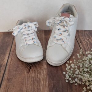 lacets fantaisie blanc fleurs bleues