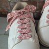 lacets fleuri rose baskets blanches