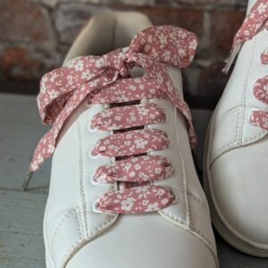 lacets fleuri rose baskets blanches