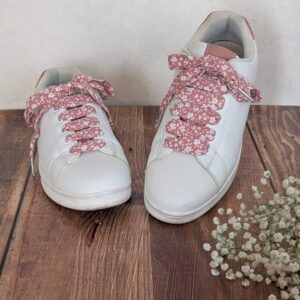 lacets fleuri rose baskets blanches