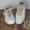 lacets fantaisie fleuris violet baskets blanches