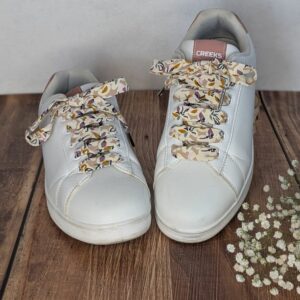 lacets fantaisie fleuris violet baskets blanches
