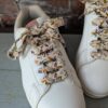 lacets fantaisie fleuris violet baskets blanches