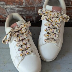 lacets fantaisie fleuris violet baskets blanches