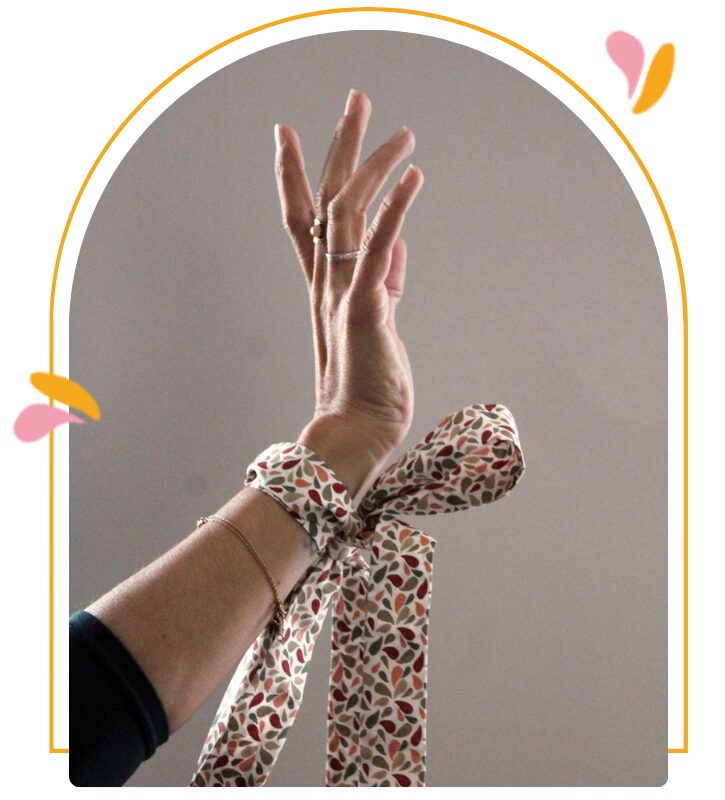 ruban à nouer porté au poignet