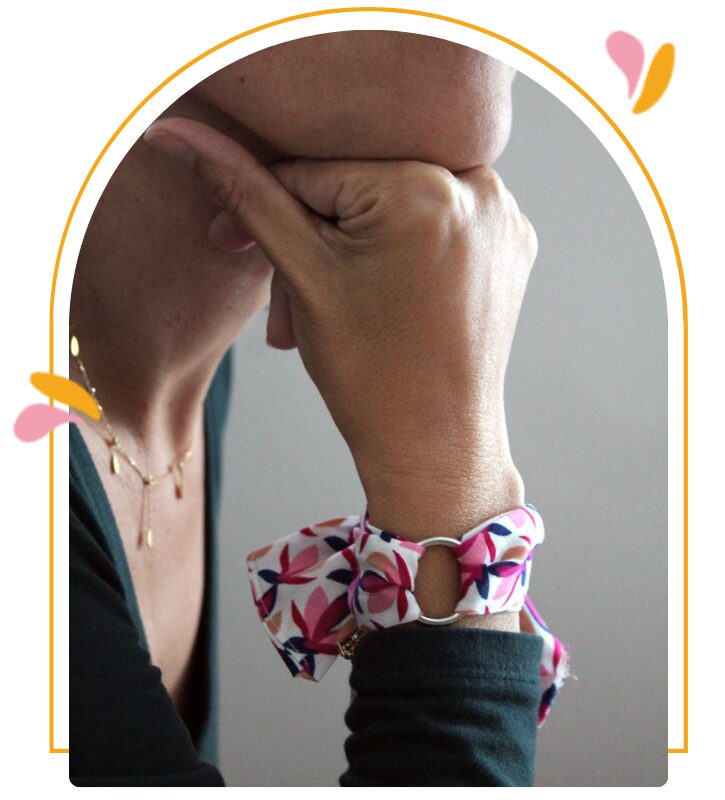 bracelet en tissu porté noué au poignet