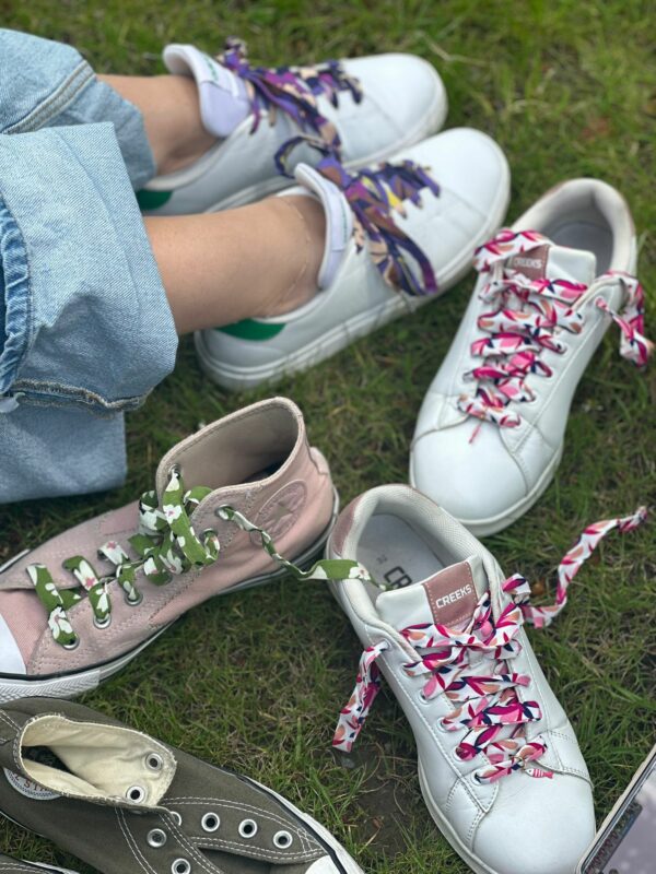 chaussures et baskets avec lacets colorés et charms différents momtifs