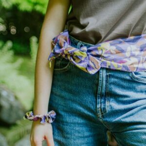 accessoire de mode femme noué à la taille et porté au poignet