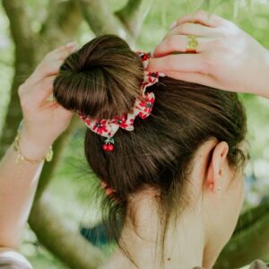 chouchou en tissu avec charm accessoire cheveux attachés