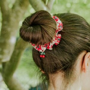 chouchou en tissu avec charm porté en chignon