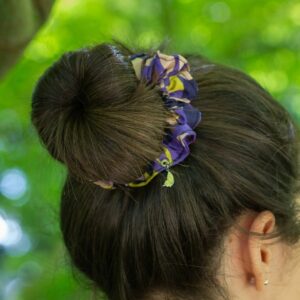 chouchou accessoire cheveux porté sur un chignon avec charm personnalisé