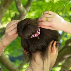 chouchou scrunchie dans les cheveux