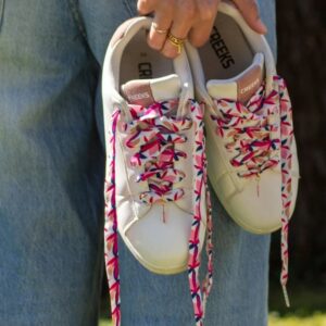 lacets fantaisie en tissu rose avec charms sur baskets