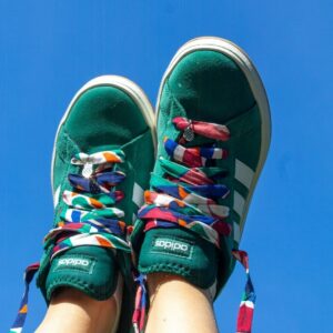 lacets en tissu multicolore sur adidas vertes