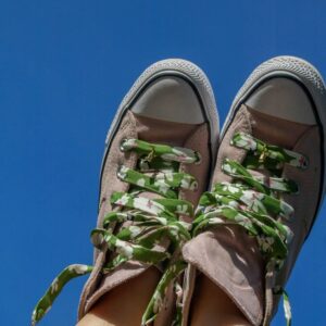 chaussures converse avec lacets en tissu et charm