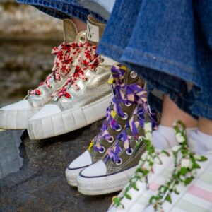 lacets originaux fleuri rouge avec charm motifs différents sur chaussures