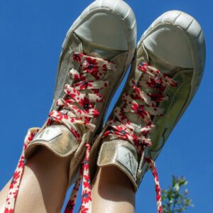 lacets fleuri rouge avec charm accessoire pour chaussures