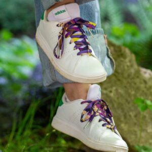 lacets fantaisie en tissu violet portés sur adidas avec charms personnalisés