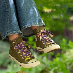 lacets colorés violet avec charm sur converse