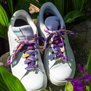 lacets fantaisie violet avec charms sur baskets blanches adidas