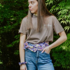 ruban à nouer en tissu violet porté a la taille