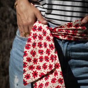 ruban à nouer fleuri rouge charm poirté en ceinture