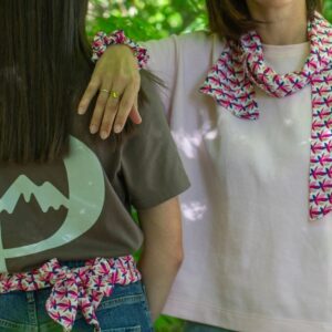 accessoires mode femme en tissu rose avec charms personnalisés